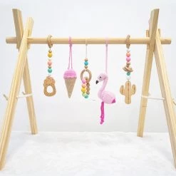 Louas Loua's Favorites Houten Babygym Roze Met Gehaakte En Houten Speeltjes - Gehaakte - Babyspeelgoed - Baby Speelgoed 0 Jaar - Babygym Hout - Baby Gym - Flamingo - Baby Speelrek - Baby Rek