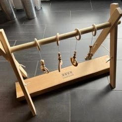 InnoFriends - Babygym - Hout - 4 Hangers - Baby Cadeau - Kraam Cadeau - Babyshower - Baby Speelgoed 0 Jaar -babygyms Winkel 550x458 2