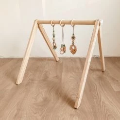 Friemel Babygym Monstera Bladeren Sage | Babygym - Babygymhangers - Bladeren - Monstera - Groen - Spelen - Speelplezier - Baby - Meisje - Jongen - Handgemaakt - Hout - Kraamcadeau - Babyshower