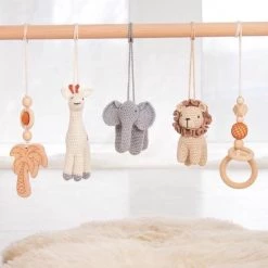 Merkloos Babygym Houten Baby Speelgoed Vanaf 0 Jaar - Kraamcadeau - Veilig - Ce Gecertificeerd - Houten Speelgoed - 5 Hangers - Gehaakt - Babyshower Cadeau - Hout - Verschillende Kleuren - Olifant - Leeuw - Giraffe - Palmboom - Baby Gym - Baby Rek